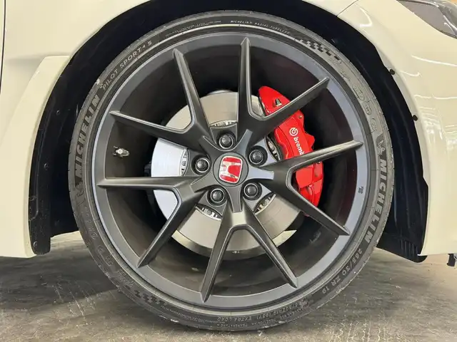 ホンダ シビック タイプR 三重県 2024(令6)年 0.3万km チャンピオンシップホワイト プレミアムガソリン・ターボ*/FF/6F/SPOONダウンサス『PROGRESSIVE SPRING』/Brembo製ブレーキ（Front）/・大径ベンチレーテッドディスクブレーキ（2ピース/Φ350mm）/・アルミキャリパー（対向4pot）/純正Honda Connect対応9インチナビ/（FM/AM/TV/USB/Bluetooth/CarPlay/AndroidAuto）/バックカメラ/ビルトイン ETC2.0/Honda SENSING/・衝突軽減ブレーキ/・車線維持支援システム/・アダプティブクルーズコントロール/・路外逸脱抑制機能/・パーキングセンサーシステム/・ブラインドスポットインフォメーション/・踏み間違い衝突軽減システム/・後退出庫サポート/・先行車発進お知らせ/・標識認識機能/・オートハイビーム/装備/・Honda LogR（専用ロガーアプリ）/・TYPE Rシート（ラックススェード）/・LEDヘッドライト/・オートライト/・充電用＆入力用USBジャック/・オートワイパー（フロント）/・左右独立オートエアコン/・電子パーキングブレーキ/・ステアリングスイッチ/・19インチAW（19x9.5J）265/30ZR19タイヤ（MICHELIN PS4S）/・保/取/ナビ取/*（カタログ値330ps/6500rpm・42.8kgm/2600～4200rpm）
