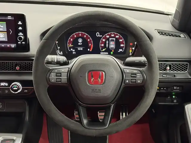 ホンダ シビック タイプR 三重県 2024(令6)年 0.3万km チャンピオンシップホワイト プレミアムガソリン・ターボ*/FF/6F/SPOONダウンサス『PROGRESSIVE SPRING』/Brembo製ブレーキ（Front）/・大径ベンチレーテッドディスクブレーキ（2ピース/Φ350mm）/・アルミキャリパー（対向4pot）/純正Honda Connect対応9インチナビ/（FM/AM/TV/USB/Bluetooth/CarPlay/AndroidAuto）/バックカメラ/ビルトイン ETC2.0/Honda SENSING/・衝突軽減ブレーキ/・車線維持支援システム/・アダプティブクルーズコントロール/・路外逸脱抑制機能/・パーキングセンサーシステム/・ブラインドスポットインフォメーション/・踏み間違い衝突軽減システム/・後退出庫サポート/・先行車発進お知らせ/・標識認識機能/・オートハイビーム/装備/・Honda LogR（専用ロガーアプリ）/・TYPE Rシート（ラックススェード）/・LEDヘッドライト/・オートライト/・充電用＆入力用USBジャック/・オートワイパー（フロント）/・左右独立オートエアコン/・電子パーキングブレーキ/・ステアリングスイッチ/・19インチAW（19x9.5J）265/30ZR19タイヤ（MICHELIN PS4S）/・保/取/ナビ取/*（カタログ値330ps/6500rpm・42.8kgm/2600～4200rpm）