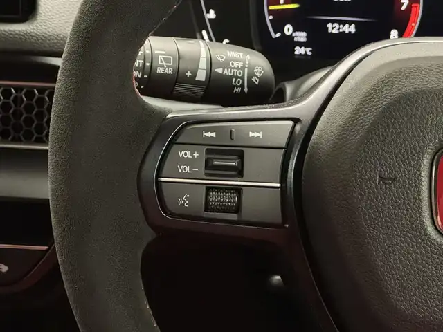 ホンダ シビック タイプR 三重県 2024(令6)年 0.3万km チャンピオンシップホワイト プレミアムガソリン・ターボ*/FF/6F/SPOONダウンサス『PROGRESSIVE SPRING』/Brembo製ブレーキ（Front）/・大径ベンチレーテッドディスクブレーキ（2ピース/Φ350mm）/・アルミキャリパー（対向4pot）/純正Honda Connect対応9インチナビ/（FM/AM/TV/USB/Bluetooth/CarPlay/AndroidAuto）/バックカメラ/ビルトイン ETC2.0/Honda SENSING/・衝突軽減ブレーキ/・車線維持支援システム/・アダプティブクルーズコントロール/・路外逸脱抑制機能/・パーキングセンサーシステム/・ブラインドスポットインフォメーション/・踏み間違い衝突軽減システム/・後退出庫サポート/・先行車発進お知らせ/・標識認識機能/・オートハイビーム/装備/・Honda LogR（専用ロガーアプリ）/・TYPE Rシート（ラックススェード）/・LEDヘッドライト/・オートライト/・充電用＆入力用USBジャック/・オートワイパー（フロント）/・左右独立オートエアコン/・電子パーキングブレーキ/・ステアリングスイッチ/・19インチAW（19x9.5J）265/30ZR19タイヤ（MICHELIN PS4S）/・保/取/ナビ取/*（カタログ値330ps/6500rpm・42.8kgm/2600～4200rpm）