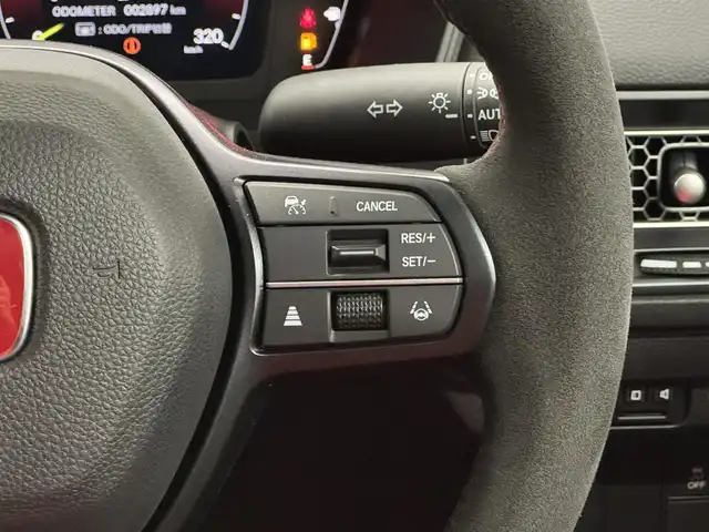 ホンダ シビック タイプR 三重県 2024(令6)年 0.3万km チャンピオンシップホワイト プレミアムガソリン・ターボ*/FF/6F/SPOONダウンサス『PROGRESSIVE SPRING』/Brembo製ブレーキ（Front）/・大径ベンチレーテッドディスクブレーキ（2ピース/Φ350mm）/・アルミキャリパー（対向4pot）/純正Honda Connect対応9インチナビ/（FM/AM/TV/USB/Bluetooth/CarPlay/AndroidAuto）/バックカメラ/ビルトイン ETC2.0/Honda SENSING/・衝突軽減ブレーキ/・車線維持支援システム/・アダプティブクルーズコントロール/・路外逸脱抑制機能/・パーキングセンサーシステム/・ブラインドスポットインフォメーション/・踏み間違い衝突軽減システム/・後退出庫サポート/・先行車発進お知らせ/・標識認識機能/・オートハイビーム/装備/・Honda LogR（専用ロガーアプリ）/・TYPE Rシート（ラックススェード）/・LEDヘッドライト/・オートライト/・充電用＆入力用USBジャック/・オートワイパー（フロント）/・左右独立オートエアコン/・電子パーキングブレーキ/・ステアリングスイッチ/・19インチAW（19x9.5J）265/30ZR19タイヤ（MICHELIN PS4S）/・保/取/ナビ取/*（カタログ値330ps/6500rpm・42.8kgm/2600～4200rpm）