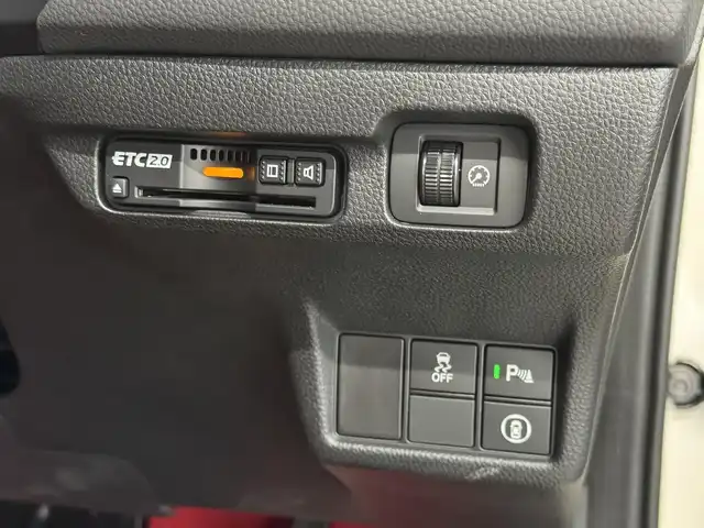 ホンダ シビック タイプR 三重県 2024(令6)年 0.3万km チャンピオンシップホワイト プレミアムガソリン・ターボ*/FF/6F/SPOONダウンサス『PROGRESSIVE SPRING』/Brembo製ブレーキ（Front）/・大径ベンチレーテッドディスクブレーキ（2ピース/Φ350mm）/・アルミキャリパー（対向4pot）/純正Honda Connect対応9インチナビ/（FM/AM/TV/USB/Bluetooth/CarPlay/AndroidAuto）/バックカメラ/ビルトイン ETC2.0/Honda SENSING/・衝突軽減ブレーキ/・車線維持支援システム/・アダプティブクルーズコントロール/・路外逸脱抑制機能/・パーキングセンサーシステム/・ブラインドスポットインフォメーション/・踏み間違い衝突軽減システム/・後退出庫サポート/・先行車発進お知らせ/・標識認識機能/・オートハイビーム/装備/・Honda LogR（専用ロガーアプリ）/・TYPE Rシート（ラックススェード）/・LEDヘッドライト/・オートライト/・充電用＆入力用USBジャック/・オートワイパー（フロント）/・左右独立オートエアコン/・電子パーキングブレーキ/・ステアリングスイッチ/・19インチAW（19x9.5J）265/30ZR19タイヤ（MICHELIN PS4S）/・保/取/ナビ取/*（カタログ値330ps/6500rpm・42.8kgm/2600～4200rpm）