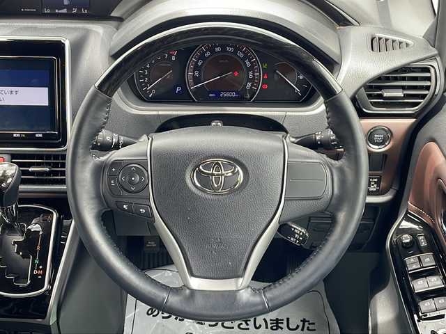 トヨタ エスクァイア Gi 三重県 2018(平30)年 2.6万km ホワイトパールクリスタルシャイン 純正9型ナビ/両側パワースライドドア/クルーズコントロール/純正ビルトインETC/衝突軽減ブレーキ/レーンキープアシスト/全席・後席USB給電/全席シートヒーター/バックカメラ/純正アルミホイール/電動格納ミラー/禁煙車