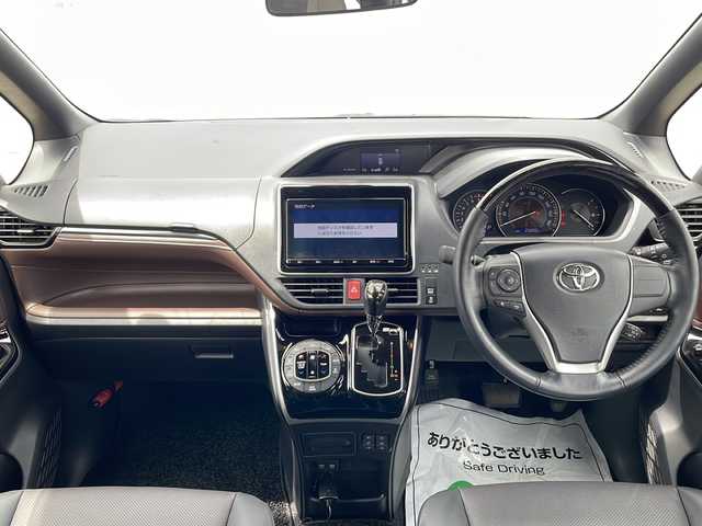 トヨタ エスクァイア Gi 三重県 2018(平30)年 2.6万km ホワイトパールクリスタルシャイン 純正9型ナビ/両側パワースライドドア/クルーズコントロール/純正ビルトインETC/衝突軽減ブレーキ/レーンキープアシスト/全席・後席USB給電/全席シートヒーター/バックカメラ/純正アルミホイール/電動格納ミラー/禁煙車
