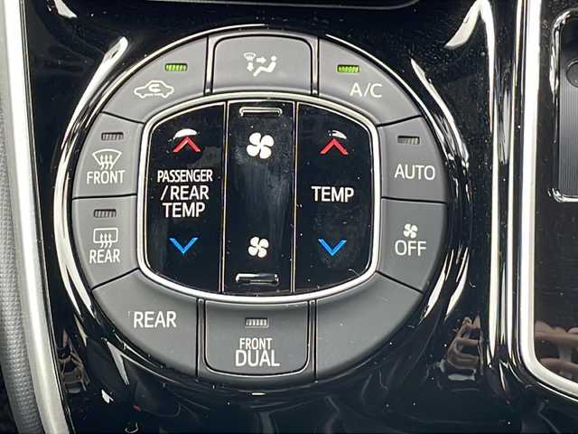 トヨタ エスクァイア Gi 三重県 2018(平30)年 2.6万km ホワイトパールクリスタルシャイン 純正9型ナビ/両側パワースライドドア/クルーズコントロール/純正ビルトインETC/衝突軽減ブレーキ/レーンキープアシスト/全席・後席USB給電/全席シートヒーター/バックカメラ/純正アルミホイール/電動格納ミラー/禁煙車