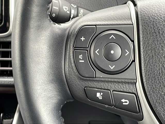 トヨタ エスクァイア Gi 三重県 2018(平30)年 2.6万km ホワイトパールクリスタルシャイン 純正9型ナビ/両側パワースライドドア/クルーズコントロール/純正ビルトインETC/衝突軽減ブレーキ/レーンキープアシスト/全席・後席USB給電/全席シートヒーター/バックカメラ/純正アルミホイール/電動格納ミラー/禁煙車