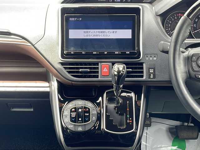 トヨタ エスクァイア Gi 三重県 2018(平30)年 2.6万km ホワイトパールクリスタルシャイン 純正9型ナビ/両側パワースライドドア/クルーズコントロール/純正ビルトインETC/衝突軽減ブレーキ/レーンキープアシスト/全席・後席USB給電/全席シートヒーター/バックカメラ/純正アルミホイール/電動格納ミラー/禁煙車