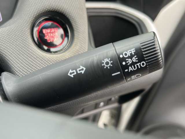ホンダ フィット クロスター 鹿児島県 2020(令2)年 7.6万km プラチナホワイトパール 純正ナビ／Bluetooth／CD／DVD/ワンセグテレビ/クルーズコントロール/パーキングアシスト／バックカメラ/パワーウィンドウ/パワーステアリング/USB入力端子/ETC/オートライト/アイドリングストップ/プッシュスタートボタン/純正LEDヘッドライト