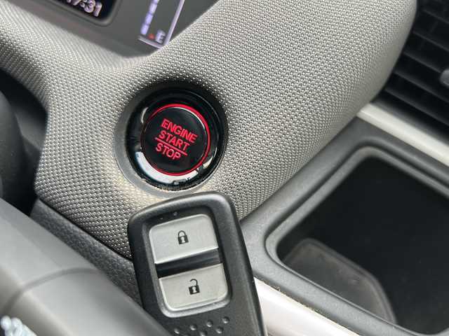 ホンダ フィット クロスター 鹿児島県 2020(令2)年 7.6万km プラチナホワイトパール 純正ナビ／Bluetooth／CD／DVD/ワンセグテレビ/クルーズコントロール/パーキングアシスト／バックカメラ/パワーウィンドウ/パワーステアリング/USB入力端子/ETC/オートライト/アイドリングストップ/プッシュスタートボタン/純正LEDヘッドライト