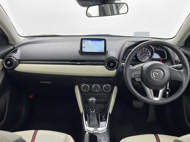 マツダ デミオ 13S ツーリング Lパッケージ 千葉県 2016(平28)年 2.8万km スノーフレイクホワイトパールマイカ 純正マツダコネクトナビ/　CD/DVD/USB/AUX/BT/フルセグ/スマートブレーキサポート/レーンキープアシスト/ブラインドスポットモニター/ヘッドアップディスプレイ/前席シートヒーター/電動格納ミラー/革巻きステアリング/ステアリングスイッチ/スマートキー＆プッシュスタート/純正15インチアルミホイール/ドアバイザー