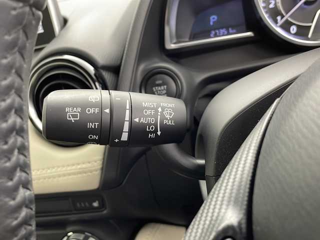 マツダ デミオ 13S ツーリング Lパッケージ 千葉県 2016(平28)年 2.8万km スノーフレイクホワイトパールマイカ 純正マツダコネクトナビ/　CD/DVD/USB/AUX/BT/フルセグ/スマートブレーキサポート/レーンキープアシスト/ブラインドスポットモニター/ヘッドアップディスプレイ/前席シートヒーター/電動格納ミラー/革巻きステアリング/ステアリングスイッチ/スマートキー＆プッシュスタート/純正15インチアルミホイール/ドアバイザー