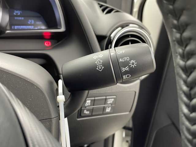マツダ デミオ 13S ツーリング Lパッケージ 千葉県 2016(平28)年 2.8万km スノーフレイクホワイトパールマイカ 純正マツダコネクトナビ/　CD/DVD/USB/AUX/BT/フルセグ/スマートブレーキサポート/レーンキープアシスト/ブラインドスポットモニター/ヘッドアップディスプレイ/前席シートヒーター/電動格納ミラー/革巻きステアリング/ステアリングスイッチ/スマートキー＆プッシュスタート/純正15インチアルミホイール/ドアバイザー