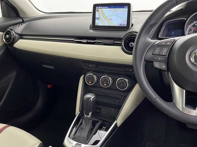 マツダ デミオ 13S ツーリング Lパッケージ 千葉県 2016(平28)年 2.8万km スノーフレイクホワイトパールマイカ 純正マツダコネクトナビ/　CD/DVD/USB/AUX/BT/フルセグ/スマートブレーキサポート/レーンキープアシスト/ブラインドスポットモニター/ヘッドアップディスプレイ/前席シートヒーター/電動格納ミラー/革巻きステアリング/ステアリングスイッチ/スマートキー＆プッシュスタート/純正15インチアルミホイール/ドアバイザー