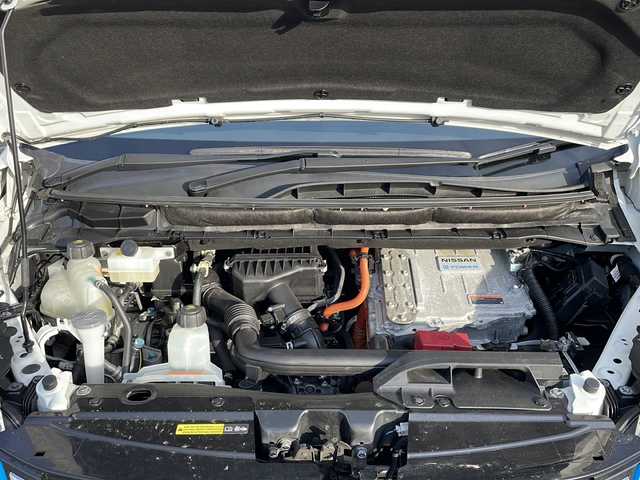 日産 セレナ e－パワー ハイウェイスター V 新潟県 2020(令2)年 6万km ブリリアントホワイトパール 純正ナビ/（TV/DVD/Bluetooth）/フリップダウン/冬タイヤ積載/プロパイロット/衝突軽減/レーンキープアシスト/クルーズコントロール/全周囲カメラ/BSM/コーナーセンサー/ステアリングスイッチ/両側パワースライドドア/ETC/ドライブレコーダー/ロールアップサンシェード/USB給電/LEDライト/フォグランプ/ウィンカーミラー/電格ミラー/ドアバイザー/スペアキー