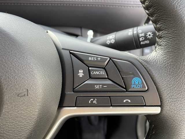 日産 セレナ e－パワー ハイウェイスター V 新潟県 2020(令2)年 6万km ブリリアントホワイトパール 純正ナビ/（TV/DVD/Bluetooth）/フリップダウン/冬タイヤ積載/プロパイロット/衝突軽減/レーンキープアシスト/クルーズコントロール/全周囲カメラ/BSM/コーナーセンサー/ステアリングスイッチ/両側パワースライドドア/ETC/ドライブレコーダー/ロールアップサンシェード/USB給電/LEDライト/フォグランプ/ウィンカーミラー/電格ミラー/ドアバイザー/スペアキー