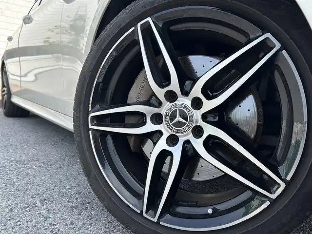 メルセデス・ベンツ Ｅ２５０ SW AVG スポーツ 本革 滋賀県 2017(平29)年 4.4万km 白 ブルメスターサウンド/純正ナビ/(FM/AM/フルセグ/Bluetooth)/ETC/前ドライブレコーダー/アラウンドビューモニター/バックカメラ/プリクラッシュブレーキアシスト	/ヒルスタートアシスト/前方衝突防止支援システム	/後側方衝突防止支援システム	/レーンキープアシスト	/レーダークルーズコントロール/インテリジェントパーキングアシスト	/コーナー・バックセンサー/標識検知機能/積込冬タイヤ/全席シートヒーター/シートメモリー(フロントシート)/電動リアゲート/電子パーキング/電動格納ミラー/革巻きステアリング/ステアリングスイッチ/ステアリングヒーター/パドルシフト/オートライト/アクティブAFS	/LEDヘッドライト/リアフォグ/フルオートエアコン/ルーフレール/プッシュスタート/スマートキー/スペアキー/純正フロアマット