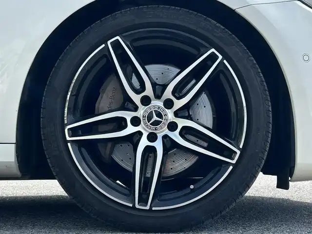 メルセデス・ベンツ Ｅ２５０ SW AVG スポーツ 本革 滋賀県 2017(平29)年 4.4万km 白 ブルメスターサウンド/純正ナビ/(FM/AM/フルセグ/Bluetooth)/ETC/前ドライブレコーダー/アラウンドビューモニター/バックカメラ/プリクラッシュブレーキアシスト	/ヒルスタートアシスト/前方衝突防止支援システム	/後側方衝突防止支援システム	/レーンキープアシスト	/レーダークルーズコントロール/インテリジェントパーキングアシスト	/コーナー・バックセンサー/標識検知機能/積込冬タイヤ/全席シートヒーター/シートメモリー(フロントシート)/電動リアゲート/電子パーキング/電動格納ミラー/革巻きステアリング/ステアリングスイッチ/ステアリングヒーター/パドルシフト/オートライト/アクティブAFS	/LEDヘッドライト/リアフォグ/フルオートエアコン/ルーフレール/プッシュスタート/スマートキー/スペアキー/純正フロアマット