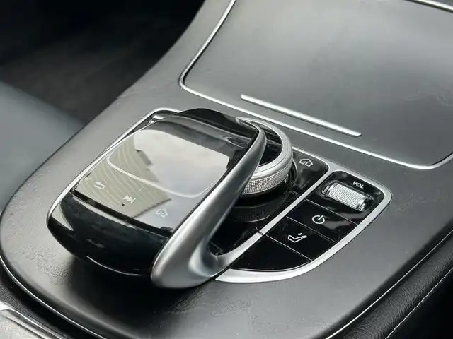 メルセデス・ベンツ Ｅ２５０ SW AVG スポーツ 本革 滋賀県 2017(平29)年 4.4万km 白 ブルメスターサウンド/純正ナビ/(FM/AM/フルセグ/Bluetooth)/ETC/前ドライブレコーダー/アラウンドビューモニター/バックカメラ/プリクラッシュブレーキアシスト	/ヒルスタートアシスト/前方衝突防止支援システム	/後側方衝突防止支援システム	/レーンキープアシスト	/レーダークルーズコントロール/インテリジェントパーキングアシスト	/コーナー・バックセンサー/標識検知機能/積込冬タイヤ/全席シートヒーター/シートメモリー(フロントシート)/電動リアゲート/電子パーキング/電動格納ミラー/革巻きステアリング/ステアリングスイッチ/ステアリングヒーター/パドルシフト/オートライト/アクティブAFS	/LEDヘッドライト/リアフォグ/フルオートエアコン/ルーフレール/プッシュスタート/スマートキー/スペアキー/純正フロアマット