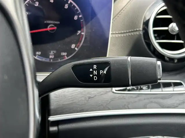 メルセデス・ベンツ Ｅ２５０ SW AVG スポーツ 本革 滋賀県 2017(平29)年 4.4万km 白 ブルメスターサウンド/純正ナビ/(FM/AM/フルセグ/Bluetooth)/ETC/前ドライブレコーダー/アラウンドビューモニター/バックカメラ/プリクラッシュブレーキアシスト	/ヒルスタートアシスト/前方衝突防止支援システム	/後側方衝突防止支援システム	/レーンキープアシスト	/レーダークルーズコントロール/インテリジェントパーキングアシスト	/コーナー・バックセンサー/標識検知機能/積込冬タイヤ/全席シートヒーター/シートメモリー(フロントシート)/電動リアゲート/電子パーキング/電動格納ミラー/革巻きステアリング/ステアリングスイッチ/ステアリングヒーター/パドルシフト/オートライト/アクティブAFS	/LEDヘッドライト/リアフォグ/フルオートエアコン/ルーフレール/プッシュスタート/スマートキー/スペアキー/純正フロアマット