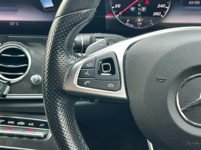 メルセデス・ベンツ Ｅ２５０ SW AVG スポーツ 本革 滋賀県 2017(平29)年 4.4万km 白 ブルメスターサウンド/純正ナビ/(FM/AM/フルセグ/Bluetooth)/ETC/前ドライブレコーダー/アラウンドビューモニター/バックカメラ/プリクラッシュブレーキアシスト	/ヒルスタートアシスト/前方衝突防止支援システム	/後側方衝突防止支援システム	/レーンキープアシスト	/レーダークルーズコントロール/インテリジェントパーキングアシスト	/コーナー・バックセンサー/標識検知機能/積込冬タイヤ/全席シートヒーター/シートメモリー(フロントシート)/電動リアゲート/電子パーキング/電動格納ミラー/革巻きステアリング/ステアリングスイッチ/ステアリングヒーター/パドルシフト/オートライト/アクティブAFS	/LEDヘッドライト/リアフォグ/フルオートエアコン/ルーフレール/プッシュスタート/スマートキー/スペアキー/純正フロアマット
