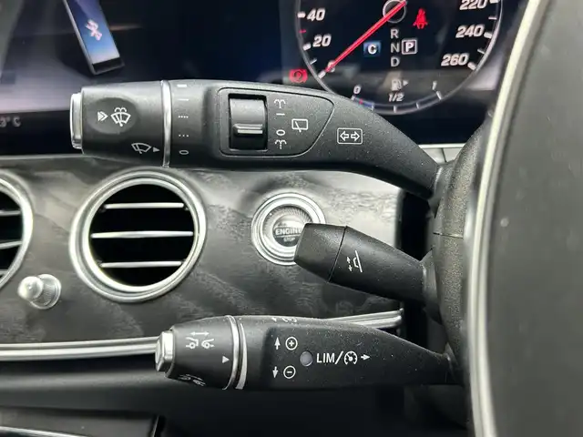 メルセデス・ベンツ Ｅ２５０ SW AVG スポーツ 本革 滋賀県 2017(平29)年 4.4万km 白 ブルメスターサウンド/純正ナビ/(FM/AM/フルセグ/Bluetooth)/ETC/前ドライブレコーダー/アラウンドビューモニター/バックカメラ/プリクラッシュブレーキアシスト	/ヒルスタートアシスト/前方衝突防止支援システム	/後側方衝突防止支援システム	/レーンキープアシスト	/レーダークルーズコントロール/インテリジェントパーキングアシスト	/コーナー・バックセンサー/標識検知機能/積込冬タイヤ/全席シートヒーター/シートメモリー(フロントシート)/電動リアゲート/電子パーキング/電動格納ミラー/革巻きステアリング/ステアリングスイッチ/ステアリングヒーター/パドルシフト/オートライト/アクティブAFS	/LEDヘッドライト/リアフォグ/フルオートエアコン/ルーフレール/プッシュスタート/スマートキー/スペアキー/純正フロアマット