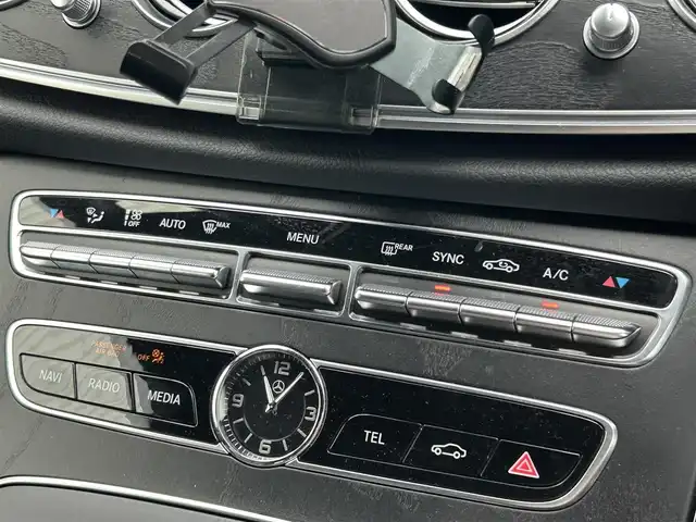 メルセデス・ベンツ Ｅ２５０ SW AVG スポーツ 本革 滋賀県 2017(平29)年 4.4万km 白 ブルメスターサウンド/純正ナビ/(FM/AM/フルセグ/Bluetooth)/ETC/前ドライブレコーダー/アラウンドビューモニター/バックカメラ/プリクラッシュブレーキアシスト	/ヒルスタートアシスト/前方衝突防止支援システム	/後側方衝突防止支援システム	/レーンキープアシスト	/レーダークルーズコントロール/インテリジェントパーキングアシスト	/コーナー・バックセンサー/標識検知機能/積込冬タイヤ/全席シートヒーター/シートメモリー(フロントシート)/電動リアゲート/電子パーキング/電動格納ミラー/革巻きステアリング/ステアリングスイッチ/ステアリングヒーター/パドルシフト/オートライト/アクティブAFS	/LEDヘッドライト/リアフォグ/フルオートエアコン/ルーフレール/プッシュスタート/スマートキー/スペアキー/純正フロアマット