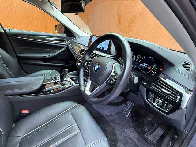 ＢＭＷ ５２３ｉ ラグジュアリー 千葉県 2017(平29)年 5.9万km インペリアル・ブルー・ブリリアント・エフェクト ＡＣＣ　/黒革　/ナビ　/ＴＶ　/３６０°Ｂｌｕｅｔｏｏｔｈ接続　/シートＨ　/パーキングアシストプラス　/アダプティブＬＥＤライト　/電動トランク　/ハイビームアシスト　/衝突軽減Ｂ　/ＢＳＭ　/ＬＫＡ/ドラレコ　/ＥＴＣ