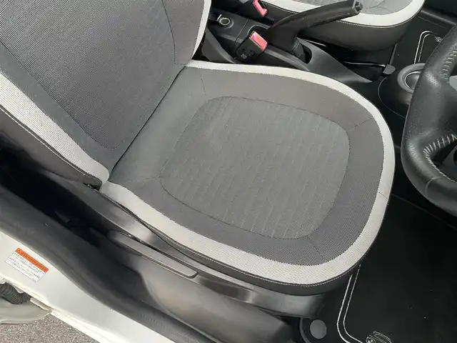 ルノー トゥインゴ インテンス 栃木県 2018(平30)年 5.4万km 白 純正オーディオ/(AM/FM/USB)/純正15インチアルミ /ETC /オートエアコン /クルーズコントロール /コーナーセンサー/保証書/取扱説明書/スペアキー