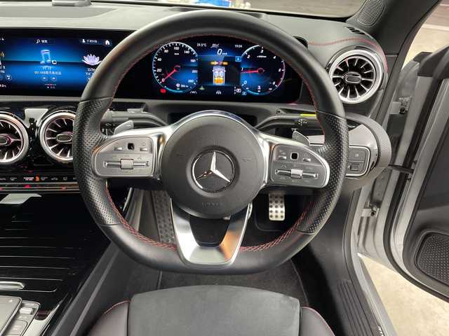 メルセデス・ベンツ Ｍ・ベンツ ＣＬＡ２００ｄ AMGライン 鹿児島県 2022(令4)年 1.5万km イリジウムシルバー パノラミックスライディングルーフ/純正10.25型MOPナビ/フルセグTV/360度カメラ/ETC2.0/ドライブレコーダー/ディスタンスパイロットディストロニック/パークトロニック/レーダーセーフティパッケージ/・ブラインドスポットアシスト/・レーンキープアシスト/・PRE-SAFE/ターボ/マルチLEDヘッドライト/アダクティブハイビームプラス/ヘッドアップディスプレイ/本革巻きステアリング/パドルシフト/前席メモリー付パワーシート/前席シートヒーター/純正18インチアルミホイール