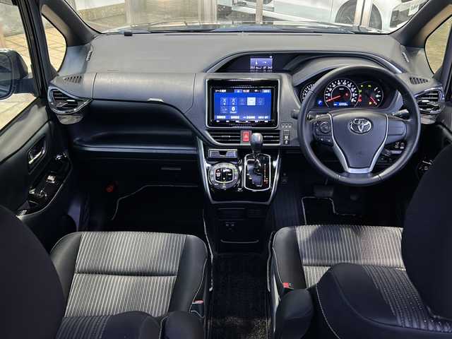 トヨタ ヴォクシー ZS 煌Ⅱ 静岡県 2019(令1)年 6.2万km ブラック 純正ナビ/・（Bluetooth/CD/DVD/フルセグTV/　SD/ラジオ/主要装備/・クルーズコントロール/・レーンキープアシスト/・プリクラッシュセーフティー/・アイドリングストップ/・バックカメラ/・後席モニター/・コーナーセンサー/・横滑り防止装置/・ウォークスルー/・ステアリングリモコン/・オートライト/・オートハイビーム/・フォグランプ/・ドライブレコーダー/・ETC2.0