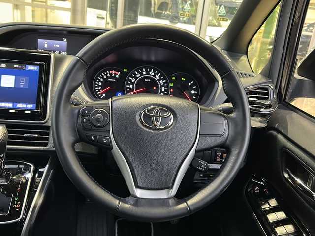 トヨタ ヴォクシー ZS 煌Ⅱ 静岡県 2019(令1)年 6.2万km ブラック 純正ナビ/・（Bluetooth/CD/DVD/フルセグTV/　SD/ラジオ/主要装備/・クルーズコントロール/・レーンキープアシスト/・プリクラッシュセーフティー/・アイドリングストップ/・バックカメラ/・後席モニター/・コーナーセンサー/・横滑り防止装置/・ウォークスルー/・ステアリングリモコン/・オートライト/・オートハイビーム/・フォグランプ/・ドライブレコーダー/・ETC2.0