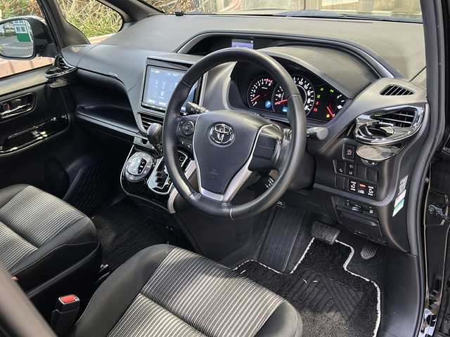 トヨタ ヴォクシー ZS 煌Ⅱ 静岡県 2019(令1)年 6.2万km ブラック 純正ナビ/・（Bluetooth/CD/DVD/フルセグTV/　SD/ラジオ/主要装備/・クルーズコントロール/・レーンキープアシスト/・プリクラッシュセーフティー/・アイドリングストップ/・バックカメラ/・後席モニター/・コーナーセンサー/・横滑り防止装置/・ウォークスルー/・ステアリングリモコン/・オートライト/・オートハイビーム/・フォグランプ/・ドライブレコーダー/・ETC2.0