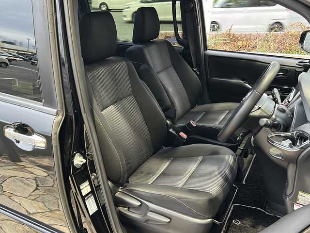 トヨタ ヴォクシー ZS 煌Ⅱ 静岡県 2019(令1)年 6.2万km ブラック 純正ナビ/・（Bluetooth/CD/DVD/フルセグTV/　SD/ラジオ/主要装備/・クルーズコントロール/・レーンキープアシスト/・プリクラッシュセーフティー/・アイドリングストップ/・バックカメラ/・後席モニター/・コーナーセンサー/・横滑り防止装置/・ウォークスルー/・ステアリングリモコン/・オートライト/・オートハイビーム/・フォグランプ/・ドライブレコーダー/・ETC2.0