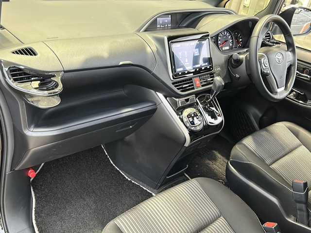 トヨタ ヴォクシー ZS 煌Ⅱ 静岡県 2019(令1)年 6.2万km ブラック 純正ナビ/・（Bluetooth/CD/DVD/フルセグTV/　SD/ラジオ/主要装備/・クルーズコントロール/・レーンキープアシスト/・プリクラッシュセーフティー/・アイドリングストップ/・バックカメラ/・後席モニター/・コーナーセンサー/・横滑り防止装置/・ウォークスルー/・ステアリングリモコン/・オートライト/・オートハイビーム/・フォグランプ/・ドライブレコーダー/・ETC2.0