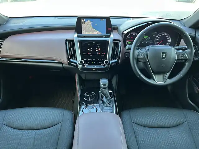 トヨタ クラウン ハイブリッド S Cパッケージ 島根県 2019(平31)年 3.8万km ホワイトパールクリスタルシャイン 登録時走行距離37172km/純正SDナビ【CD/DVD/Blue-lay/Bluetooth】/フルセグテレビ/バックカメラ/プリクラッシュセーフティシステム/レーダークルーズコントロール/レーンキープアシススト/ブラインドスポットモニター/クリアランスソナー/パーキングサポート/パドルシフト/前席パワーシート/前席シートヒーター/ステアリングヒーター/ヘッドアップディスプレイ/LEDヘッドライト/オートライト/オートハイビーム/ビルトインETC2.0/純正18インチAW/禁煙車