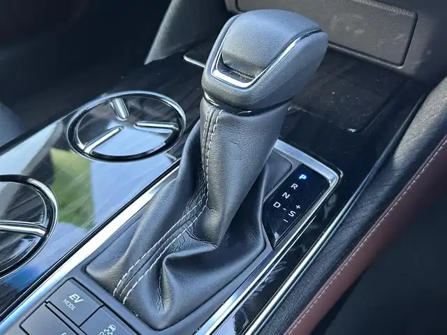 トヨタ クラウン ハイブリッド S Cパッケージ 島根県 2019(平31)年 3.8万km ホワイトパールクリスタルシャイン 登録時走行距離37172km/純正SDナビ【CD/DVD/Blue-lay/Bluetooth】/フルセグテレビ/バックカメラ/プリクラッシュセーフティシステム/レーダークルーズコントロール/レーンキープアシススト/ブラインドスポットモニター/クリアランスソナー/パーキングサポート/パドルシフト/前席パワーシート/前席シートヒーター/ステアリングヒーター/ヘッドアップディスプレイ/LEDヘッドライト/オートライト/オートハイビーム/ビルトインETC2.0/純正18インチAW/禁煙車