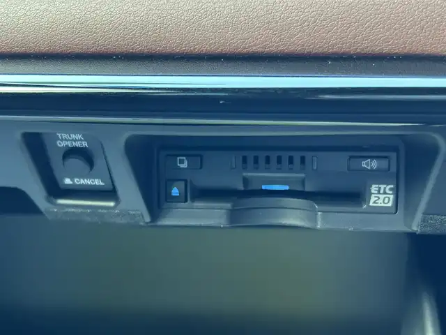 トヨタ クラウン ハイブリッド S Cパッケージ 島根県 2019(平31)年 3.8万km ホワイトパールクリスタルシャイン 登録時走行距離37172km/純正SDナビ【CD/DVD/Blue-lay/Bluetooth】/フルセグテレビ/バックカメラ/プリクラッシュセーフティシステム/レーダークルーズコントロール/レーンキープアシススト/ブラインドスポットモニター/クリアランスソナー/パーキングサポート/パドルシフト/前席パワーシート/前席シートヒーター/ステアリングヒーター/ヘッドアップディスプレイ/LEDヘッドライト/オートライト/オートハイビーム/ビルトインETC2.0/純正18インチAW/禁煙車