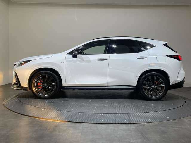 レクサス ＮＸ 350h Fスポーツ 愛媛県 2023(令5)年 3万km ホワイトノーヴァガラスフレーク ・パノラマルーフ/・ルーフレールブラック塗装/・デジタルインナーミラー/・”FSPORT”オレンジブレーキキャリパー（フロントLEXUSロゴ）/・プロジェクションカーテシイルミ/・フロントバンパーガーニッシュ/・マークレビンソンプレミアムサラウンドサウンドシステム/ーーーーーーーーーーーーーーーーーーーーーーーーーーー/ワンオーナー パノラマルーフ 純正14型ナビ 全周囲カメラ デジタルインナーミラー アダプティブクルーズコントロール 電動リアゲートETC2.0 衝突被害軽減ブレーキ ブラインドスポットモニター レーンアシスト コーナーセンサー ３眼LEDヘッドライト オートマチックハイビーム　TRDリアエアロ　オレンジキャリパー　マークレビンソン　シートヒーター　エアシート　前後クリアランスソナー　
