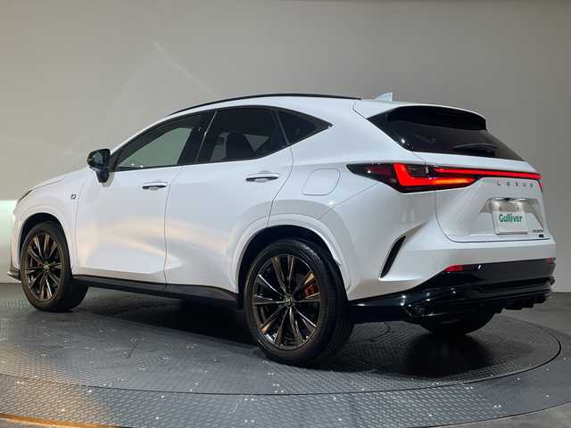 レクサス ＮＸ 350h Fスポーツ 愛媛県 2023(令5)年 3万km ホワイトノーヴァガラスフレーク ・パノラマルーフ/・ルーフレールブラック塗装/・デジタルインナーミラー/・”FSPORT”オレンジブレーキキャリパー（フロントLEXUSロゴ）/・プロジェクションカーテシイルミ/・フロントバンパーガーニッシュ/・マークレビンソンプレミアムサラウンドサウンドシステム/ーーーーーーーーーーーーーーーーーーーーーーーーーーー/ワンオーナー パノラマルーフ 純正14型ナビ 全周囲カメラ デジタルインナーミラー アダプティブクルーズコントロール 電動リアゲートETC2.0 衝突被害軽減ブレーキ ブラインドスポットモニター レーンアシスト コーナーセンサー ３眼LEDヘッドライト オートマチックハイビーム　TRDリアエアロ　オレンジキャリパー　マークレビンソン　シートヒーター　エアシート　前後クリアランスソナー　