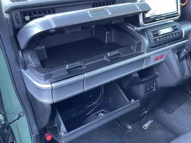 スズキ スペーシア ギア 山梨県 2019(令1)年 10.8万km ツールグリーンパールメタリック/ガンメタリック2トーンルーフ (株)IDOMが運営する【じしゃロン甲府店】の自社ローン専用車両になります。/こちらは現金またはオートローンご利用時の価格です。自社ローンご希望の方は別途その旨お申付け下さい/純正8インチメモリーナビ/（フルセグTV・DVD・CD・SD・BTオーディオ）/バックカメラ/両側パワースライドドア/ETC/スマートキー/前席シートヒーター/LEDヘッドライト/フォグランプ/オートライト/新車時保証書/取扱説明書