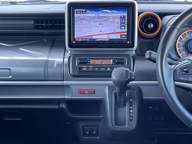 スズキ スペーシア ギア 山梨県 2019(令1)年 10.8万km ツールグリーンパールメタリック/ガンメタリック2トーンルーフ (株)IDOMが運営する【じしゃロン甲府店】の自社ローン専用車両になります。/こちらは現金またはオートローンご利用時の価格です。自社ローンご希望の方は別途その旨お申付け下さい/純正8インチメモリーナビ/（フルセグTV・DVD・CD・SD・BTオーディオ）/バックカメラ/両側パワースライドドア/ETC/スマートキー/前席シートヒーター/LEDヘッドライト/フォグランプ/オートライト/新車時保証書/取扱説明書