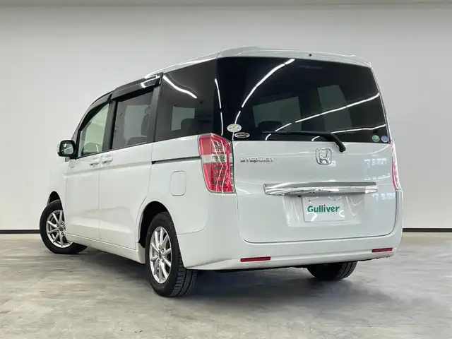 ホンダ ステップワゴン G Eセレクション 長崎県 2013(平25)年 4.3万km ホワイトオーキッドパール 社外SDナビ　（AVN-G02）/　ワンセグTV　FM/AM/CD/DVD/アイドリングストップ/横滑り防止装置/盗難防止装置/両側パワースライドドア/電動格納ミラー/リモコンキー/ステアリングスイッチ/バックカメラ/フロアマット/ドアバイザー/社外15インチAW/ETC/保証書/取扱説明書