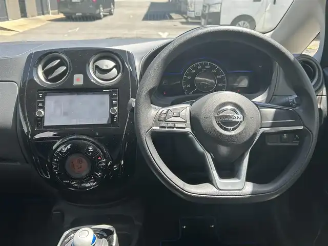 日産 ノート e－パワー X 長崎県 2018(平30)年 3.4万km スーパーブラック ワンオーナー/純正メモリナビ/(CD/DVD/BT/フルセグ)/全方位カメラ/衝突軽減ブレーキ/レーンアシスト/ETC/コーナーセンサー/デジタルインナーミラー/純正15インチAW