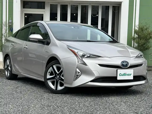 トヨタ プリウス S ツーリングセレクション 埼玉県 2016(平28)年 3.1万km スティールブロンドM ワンオーナー車/セーフティセンス/レザーシート/前席シートヒーター/純正９型ナビTV/バックカメラ/ビルトインETC/LEDヘッドライト/純正17インチAW/クリアランスソナー/レーダークルーズコントロール/衝突軽減ブレーキ/プッシュスタート/スマートキー/走行３０５１８キロ/保証書付整備手帳/取扱説明書