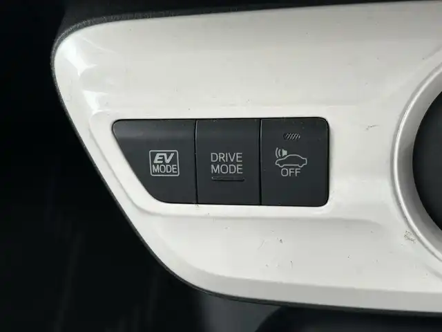 トヨタ プリウス S ツーリングセレクション 埼玉県 2016(平28)年 3.1万km スティールブロンドM ワンオーナー車/セーフティセンス/レザーシート/前席シートヒーター/純正９型ナビTV/バックカメラ/ビルトインETC/LEDヘッドライト/純正17インチAW/クリアランスソナー/レーダークルーズコントロール/衝突軽減ブレーキ/プッシュスタート/スマートキー/走行３０５１８キロ/保証書付整備手帳/取扱説明書