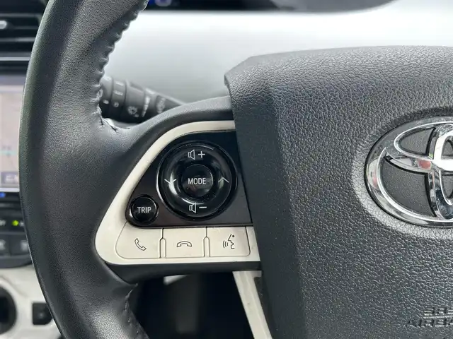 トヨタ プリウス S ツーリングセレクション 埼玉県 2016(平28)年 3.1万km スティールブロンドM ワンオーナー車/セーフティセンス/レザーシート/前席シートヒーター/純正９型ナビTV/バックカメラ/ビルトインETC/LEDヘッドライト/純正17インチAW/クリアランスソナー/レーダークルーズコントロール/衝突軽減ブレーキ/プッシュスタート/スマートキー/走行３０５１８キロ/保証書付整備手帳/取扱説明書