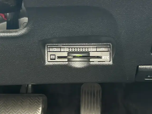 トヨタ プリウス S ツーリングセレクション 埼玉県 2016(平28)年 3.1万km スティールブロンドM ワンオーナー車/セーフティセンス/レザーシート/前席シートヒーター/純正９型ナビTV/バックカメラ/ビルトインETC/LEDヘッドライト/純正17インチAW/クリアランスソナー/レーダークルーズコントロール/衝突軽減ブレーキ/プッシュスタート/スマートキー/走行３０５１８キロ/保証書付整備手帳/取扱説明書