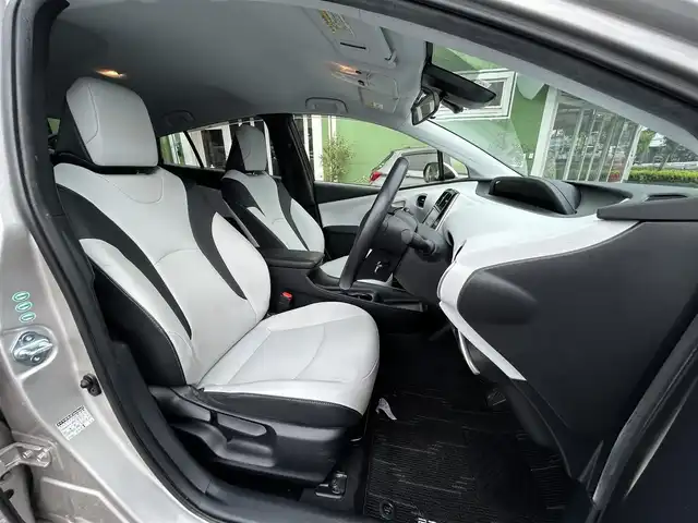 トヨタ プリウス S ツーリングセレクション 埼玉県 2016(平28)年 3.1万km スティールブロンドM ワンオーナー車/セーフティセンス/レザーシート/前席シートヒーター/純正９型ナビTV/バックカメラ/ビルトインETC/LEDヘッドライト/純正17インチAW/クリアランスソナー/レーダークルーズコントロール/衝突軽減ブレーキ/プッシュスタート/スマートキー/走行３０５１８キロ/保証書付整備手帳/取扱説明書