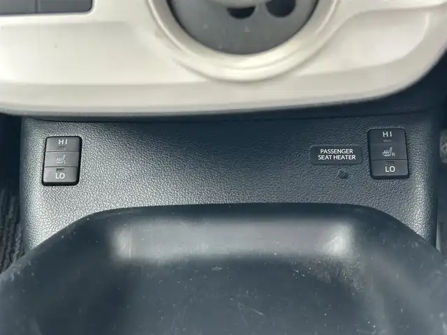 トヨタ プリウス S ツーリングセレクション 埼玉県 2016(平28)年 3.1万km スティールブロンドM ワンオーナー車/セーフティセンス/レザーシート/前席シートヒーター/純正９型ナビTV/バックカメラ/ビルトインETC/LEDヘッドライト/純正17インチAW/クリアランスソナー/レーダークルーズコントロール/衝突軽減ブレーキ/プッシュスタート/スマートキー/走行３０５１８キロ/保証書付整備手帳/取扱説明書