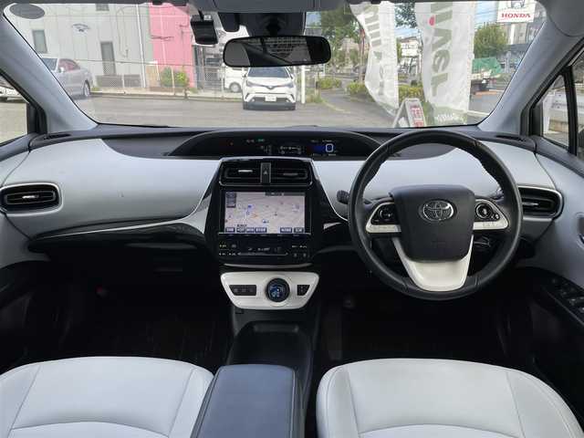 トヨタ プリウス S ツーリングセレクション 埼玉県 2016(平28)年 3.1万km スティールブロンドM ワンオーナー車/セーフティセンス/レザーシート/前席シートヒーター/純正９型ナビTV/バックカメラ/ビルトインETC/LEDヘッドライト/純正17インチAW/クリアランスソナー/レーダークルーズコントロール/衝突軽減ブレーキ/プッシュスタート/スマートキー/走行３０５２８キロ/保証書付整備手帳/取扱説明書