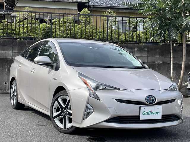 トヨタ プリウス S ツーリングセレクション 埼玉県 2016(平28)年 3.1万km スティールブロンドM ワンオーナー車/セーフティセンス/レザーシート/前席シートヒーター/純正９型ナビTV/バックカメラ/ビルトインETC/LEDヘッドライト/純正17インチAW/クリアランスソナー/レーダークルーズコントロール/衝突軽減ブレーキ/プッシュスタート/スマートキー/走行３０５２８キロ/保証書付整備手帳/取扱説明書
